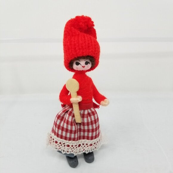 Anne Beate Design Other - Anne Beate 1994 Cook with spoon Yarn Wrap Dolls Denmark Red Winter Hats 4" B174
